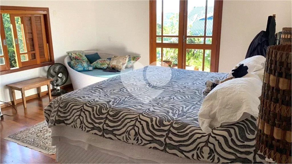 Casa à venda com 4 suítes no condomínio Suíça da Cantareira, Mairiporã - SP