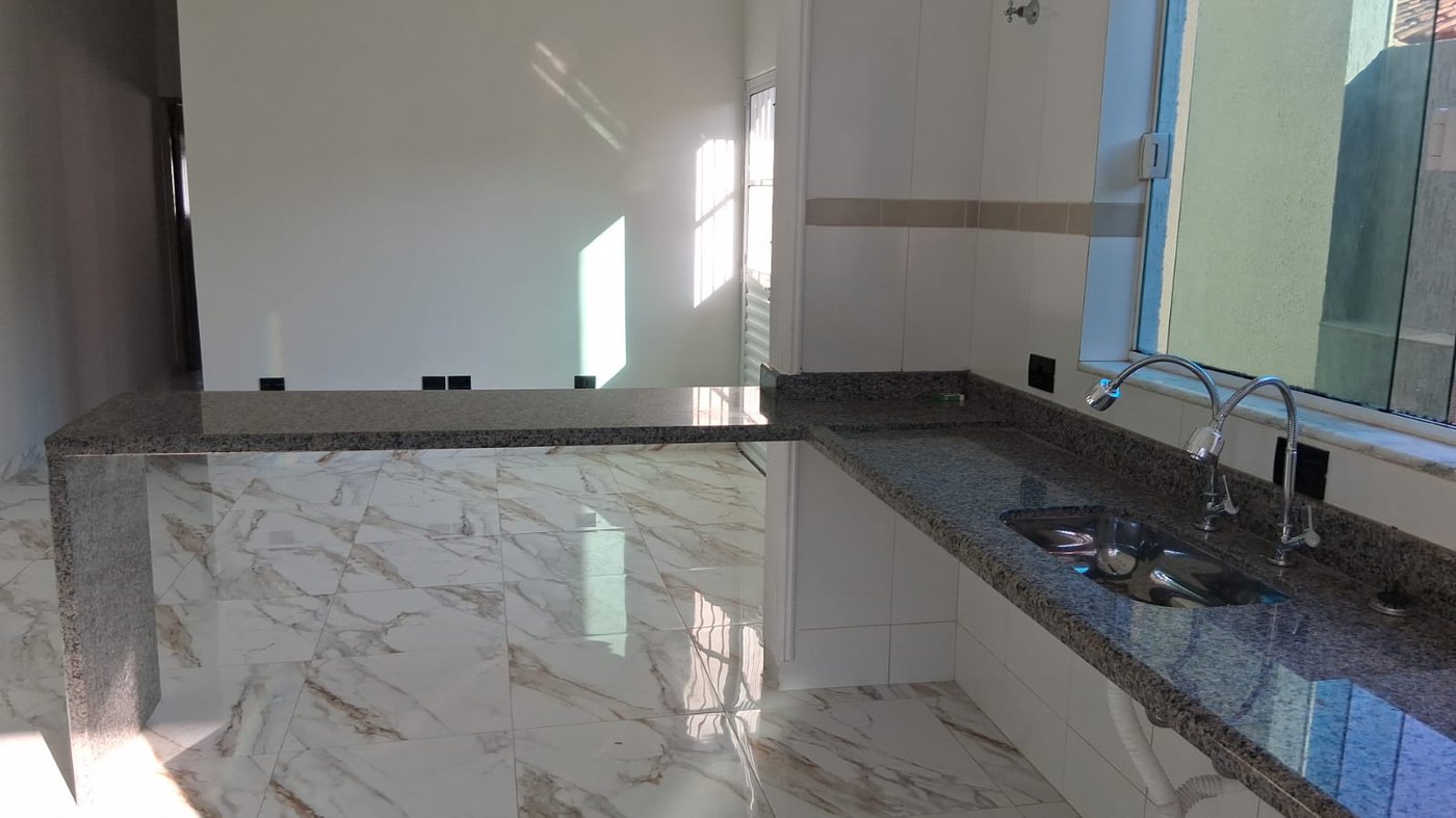 Casa à venda com piscina em Itanhaém