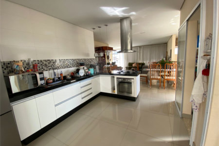 Linda casa Condomínio Santa Isabel I