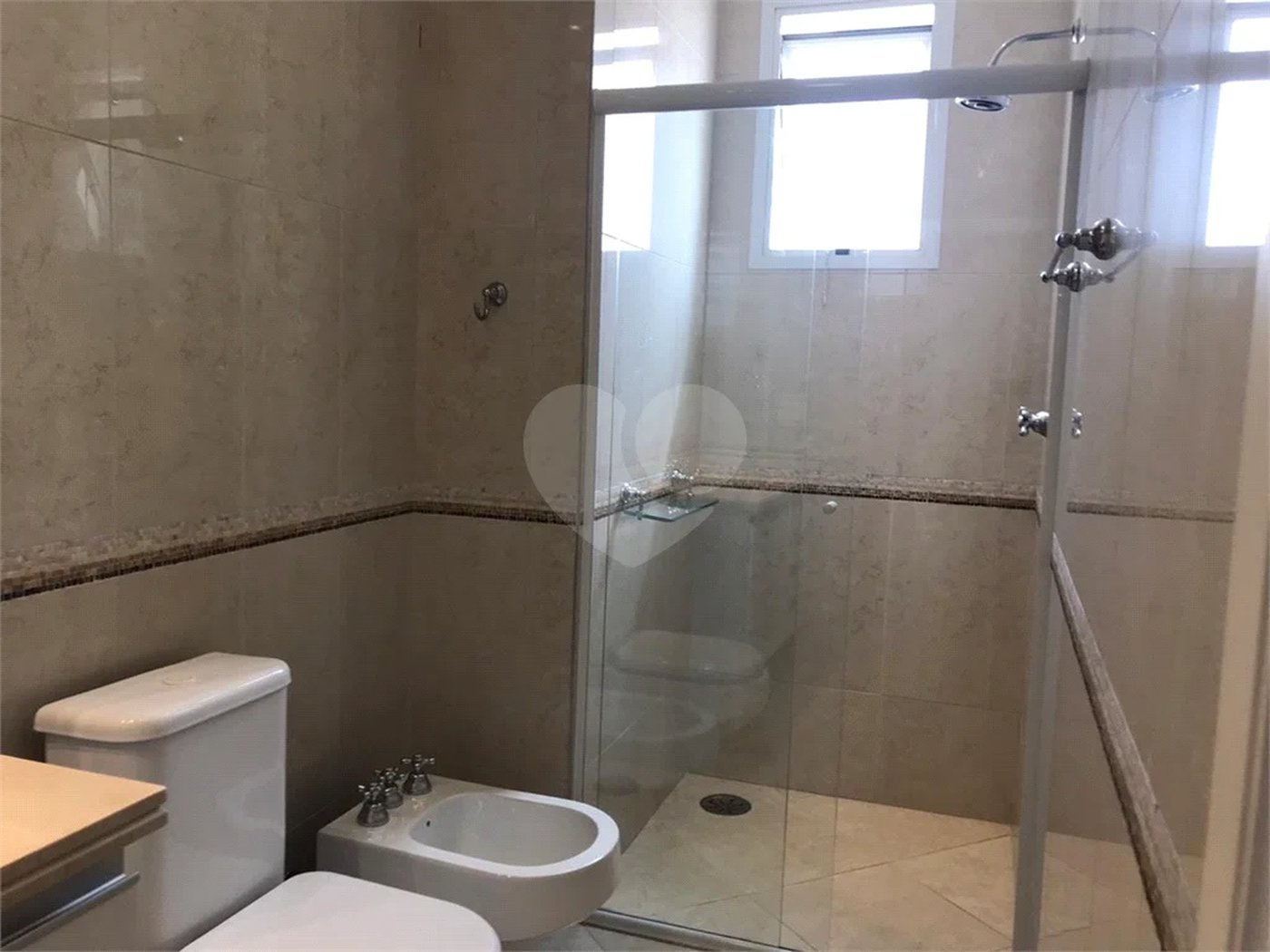 Apto 220 metros no Campo Belo. varanda, 5 vagas, 3 suítes. Visite