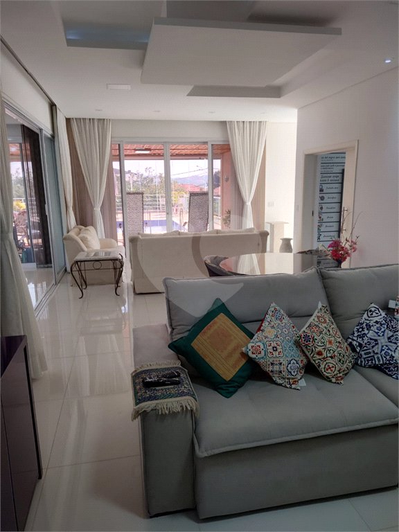 Casa à venda com 3 suítes no condomínio Estância Marambaia, Vinhedo - SP