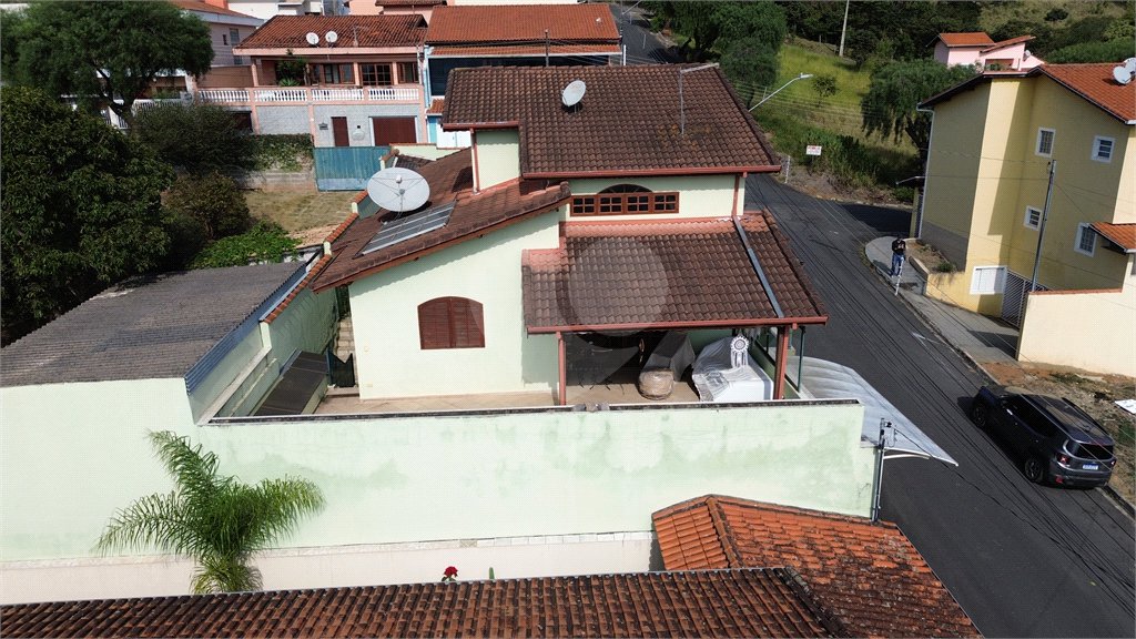 Casa à venda com 3 quartos, sendo 1 suíte, no Centro, Extrema, MG