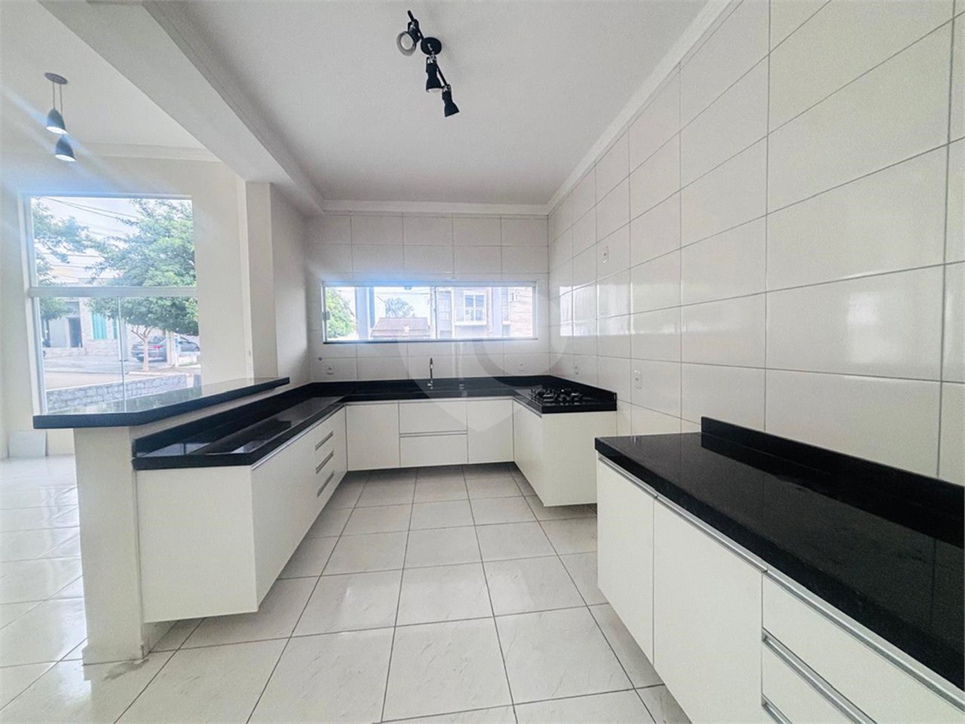 Casa à venda com 2 suítes no condomínio Horto Florestal III, Sorocaba - SP