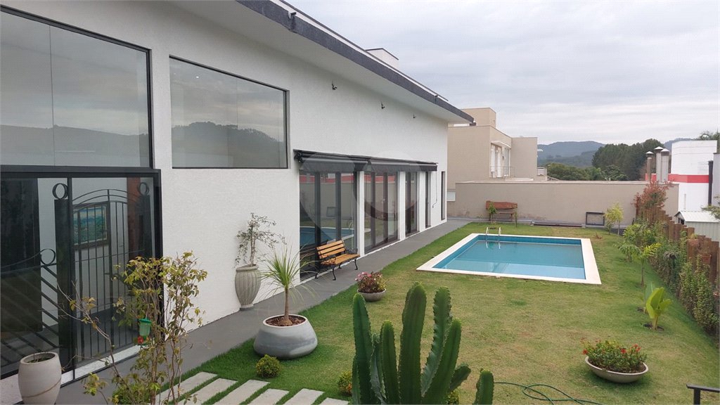 Casa à venda ou para alugar com 4 quartos, sendo 3 suítes, no condomínio Figueira Garden, Atibaia - SP