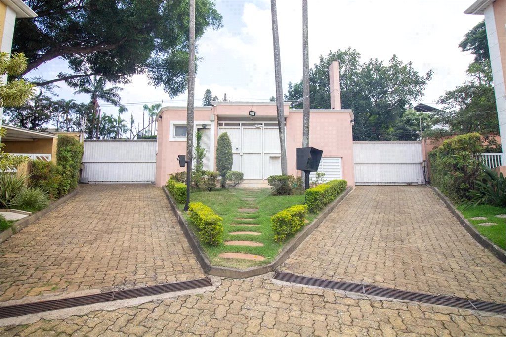 Casa à venda com 4 quartos, sendo 3 suítes, no condomínio Residencial Sans Souci, São Paulo - SP