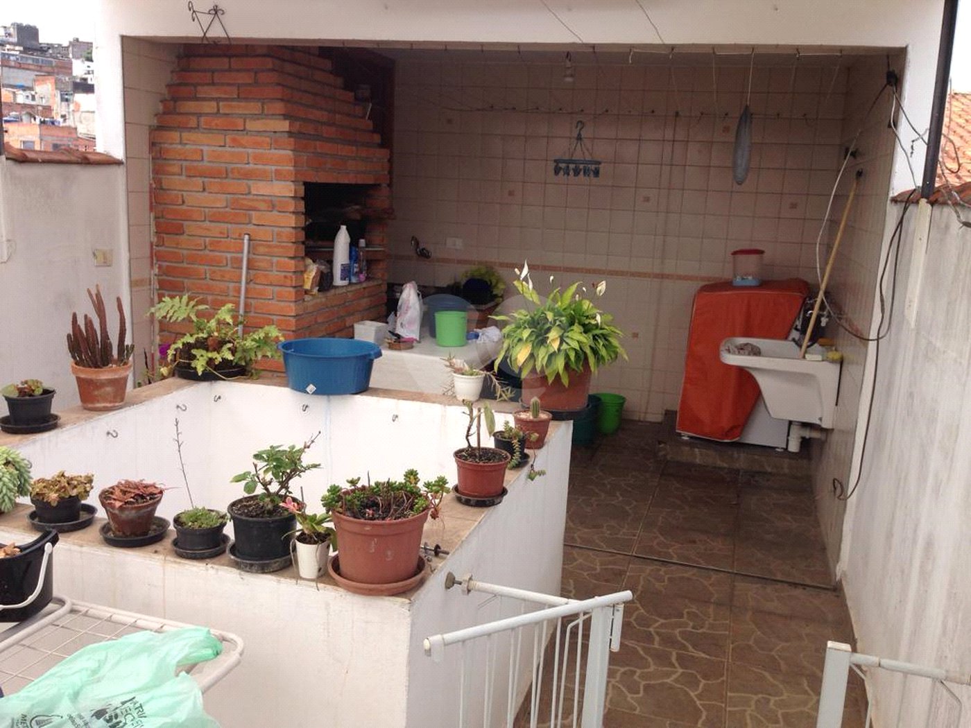 Vende-se Sobrado em Condomínio Fechado – 3 Dormitórios | 180 m²