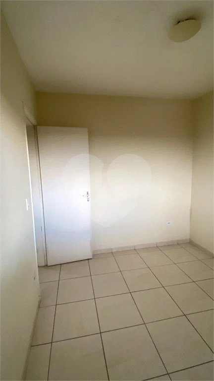 Apartamento com 50m², 2 dormitórios, 2 vagas, disponível para venda e locação, no bairro Água Chata, em Guarulhos.
