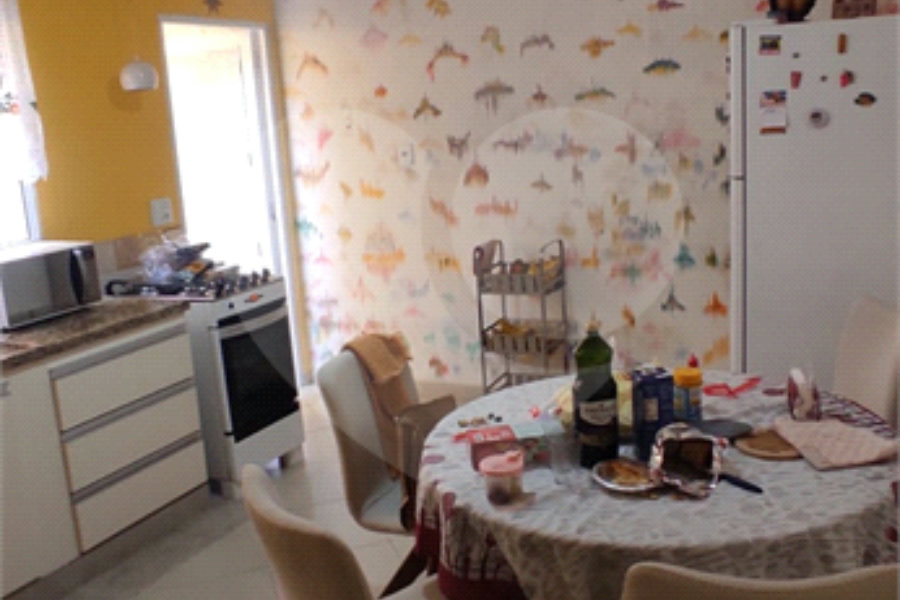 Casa à venda com 3 quartos, sendo 1 suíte,  no condomínio Residencial Vila Irmãos Arnoni, São Paulo - SP