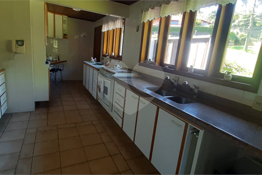Sobrado à venda com 3 suítes em Serra da Cantareira, Mairiporã, SP