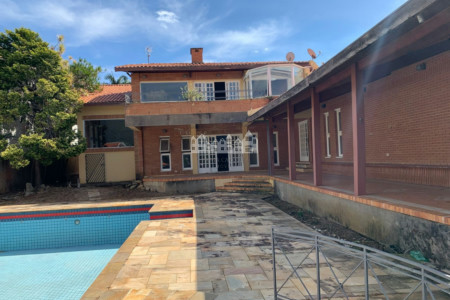 Casa à venda com 4 suítes em Vila Petrópolis, Atibaia, SP