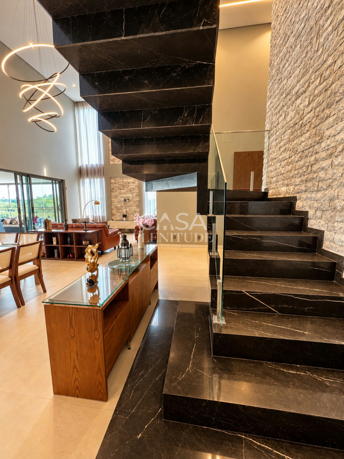 Casa nova no Saint Patrick com 926 m², 5 suítes, elevador e piscina aquecida, saúna em Sorocaba