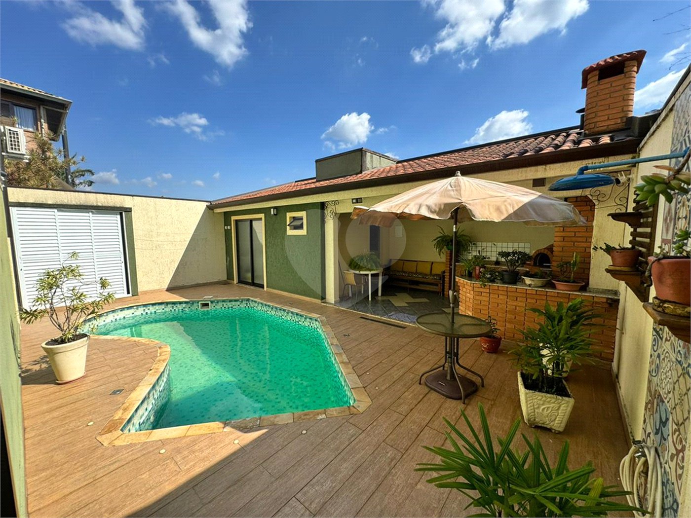Casa à venda com 3 quartos, sendo 1 suíte, no condomínio Residencial Jardim das Flores 1510, Cotia - SP