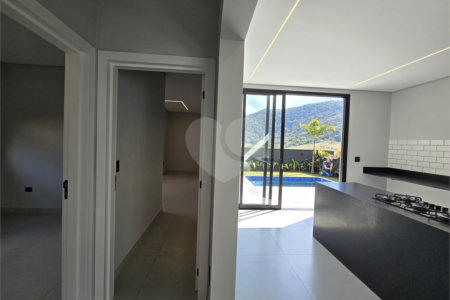 Maravilhosa Casa térrea em condomínio fechado no Portal Lamis, com 3 suítes, piscina privativa e persianas elétricas em excelente condomínio com salão de festas, piscina, quadras de tênis, beach tênis e campo de futebol. Vista cinematográfica da Pedra Grande.