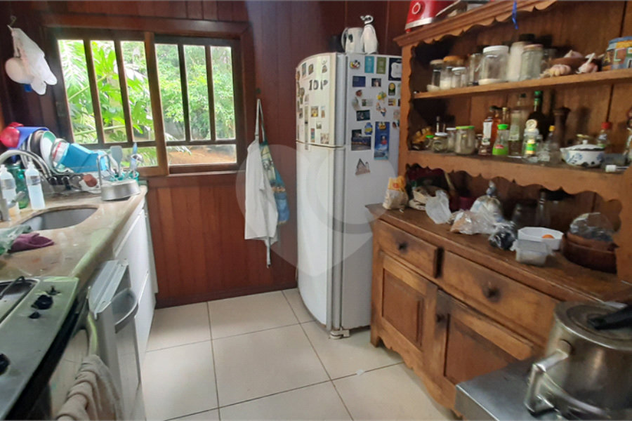 Casa à venda com 4 quartos, sendo 2 suítes, no condomínio Associação Reserva das Hortênsias, Mairiporã - SP