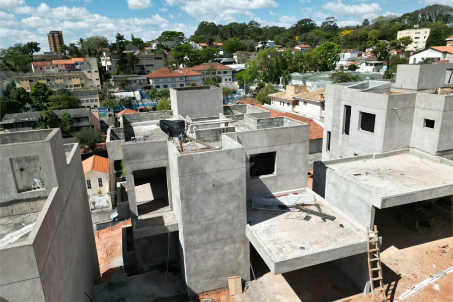 Casa à venda com 4 quartos, sendo 2 suítes, no condomínio Residencial Floresta, São Paulo - SP