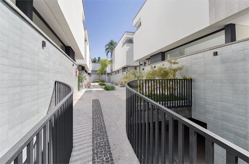 Casa à venda com 4 suítes no condomínio Edifício Jade, São Paulo - SP
