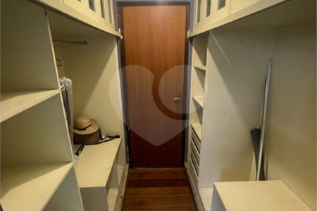 Casa à venda com 5 quartos, sendo 3 suítes, no condomínio Recanto das Palmeiras, Rio de Janeiro - RJ
