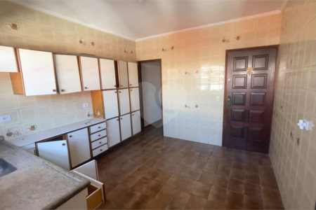 Sobrado à venda com 4 quartos, sendo 1 suíte,  em Jardim Ester Yolanda, São Paulo, SP