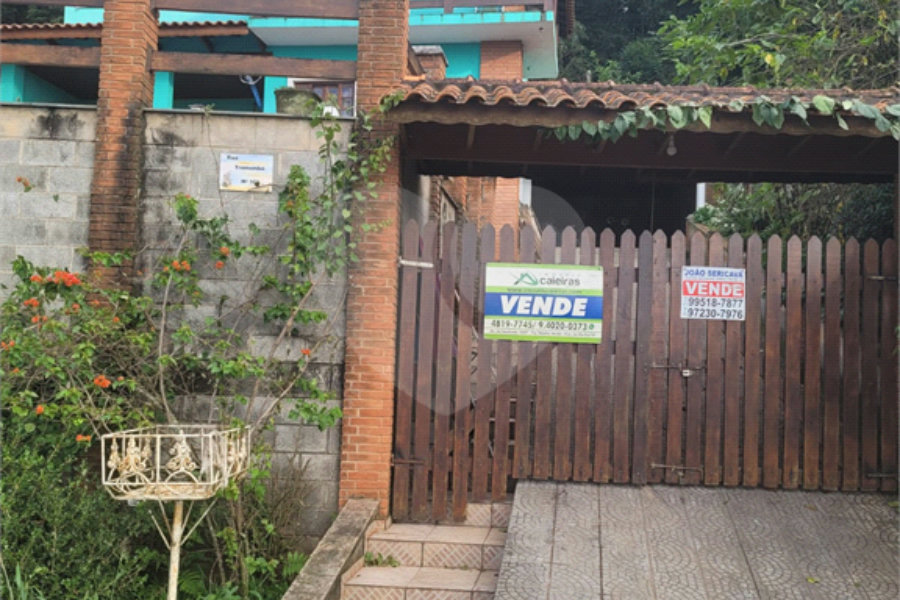 Casa à venda com 4 quartos, sendo 1 suíte, no condomínio Parque Suiça, Caieiras - SP