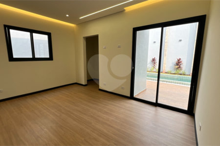Casa à venda com 3 quartos, sendo 1 suíte, no condomínio Veneza, Mogi das Cruzes - SP