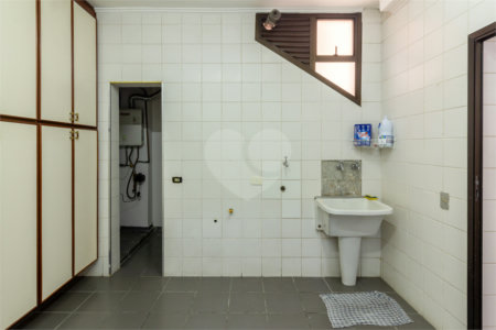 Casa à venda com 4 quartos, sendo 3 suítes,  no condomínio Vila das Flores, São Paulo - SP
