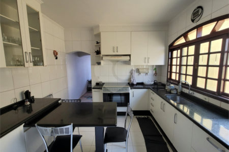 Sobrado à venda com 3 quartos, sendo 1 suíte, em Vila dos Remédios, São Paulo, SP