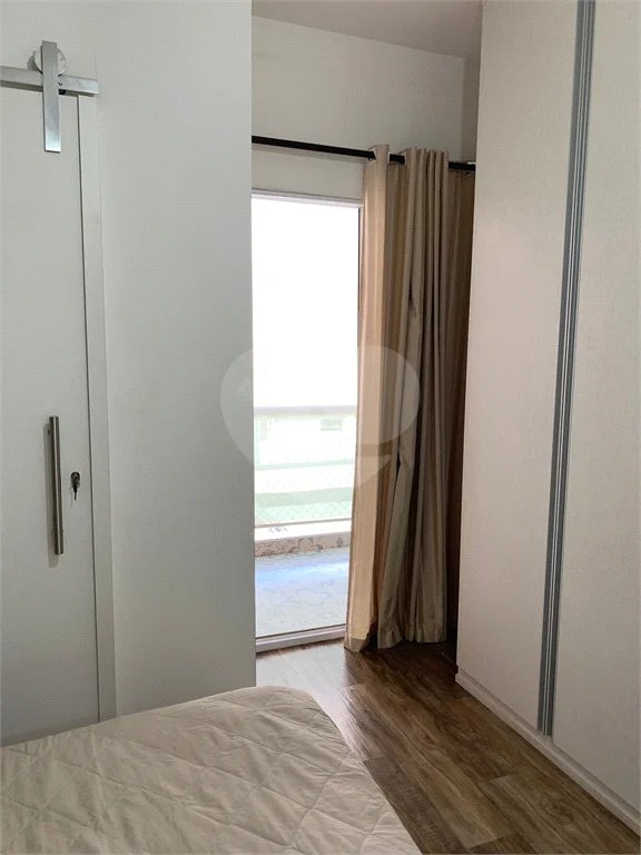 Sobrado com 3 quartos e garagem para 5 veículos.
