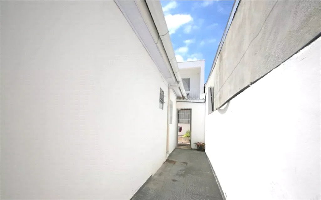 Casa à venda no Campo Belo de 200 metros quadrados, com 3 casas no terreno.