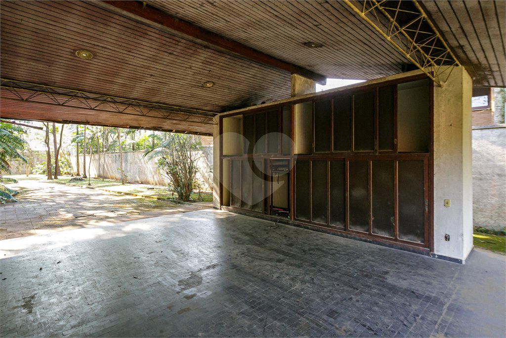 Casa à venda com 5 quartos, sendo 3 suítes, no condomínio Chácara Flora, São Paulo - SP