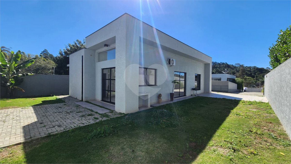 Casa para alugar com 3 quartos, sendo 1 suíte, no condomínio Chácaras Brasil, Atibaia - SP