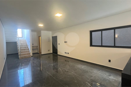 Casa Assobradada com 3 suítes na Vila Thais em Atibaia