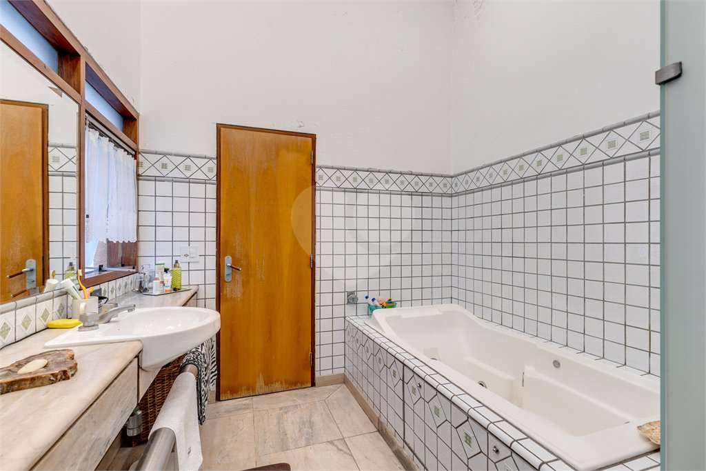 Casa à venda com 5 quartos, sendo 4 suítes, em Alto da Boa Vista, São Paulo, SP