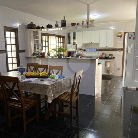 Casa à venda com 4 quartos, sendo 1 suíte, no Centro, Bom Jesus dos Perdões, SP