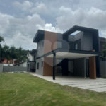 Casa à venda com 4 suítes no condomínio Figueira Garden, Atibaia - SP