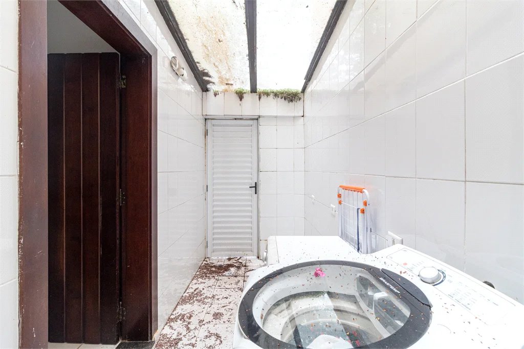Casa à venda com 4 quartos, sendo 2 suítes, no condomínio Vila das Flores, São Paulo - SP