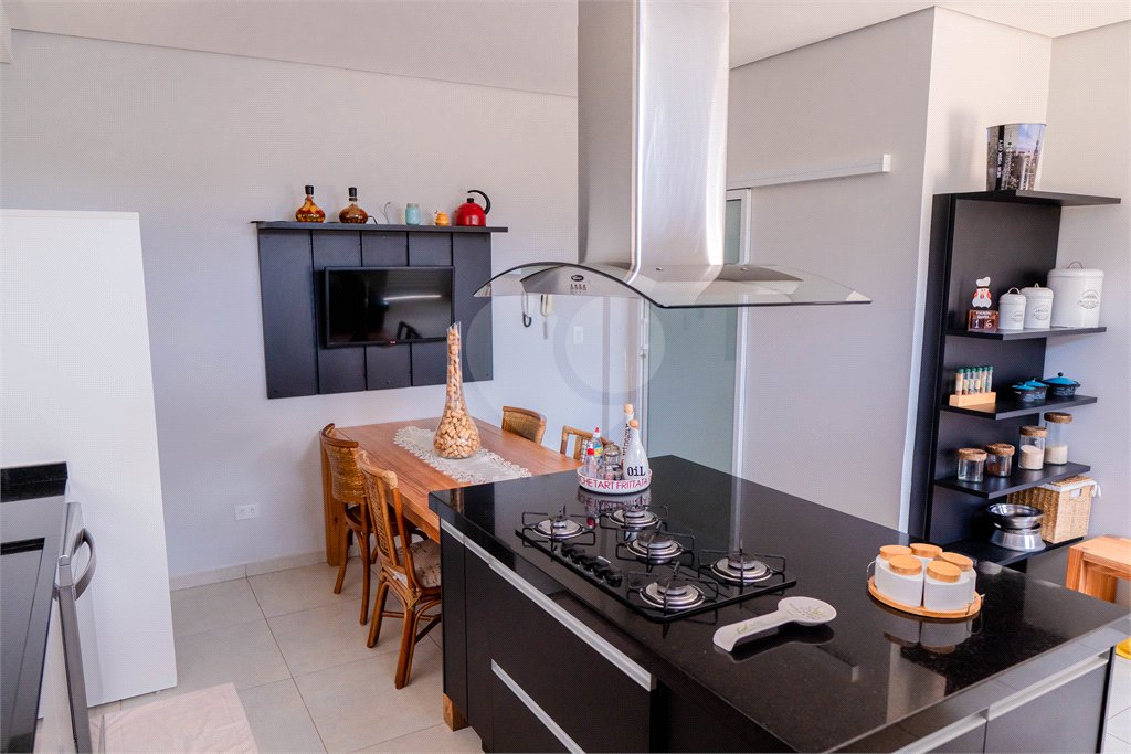 Casa à venda com 5 quartos, sendo 4 suítes, no condomínio Flamboyant, Atibaia - SP