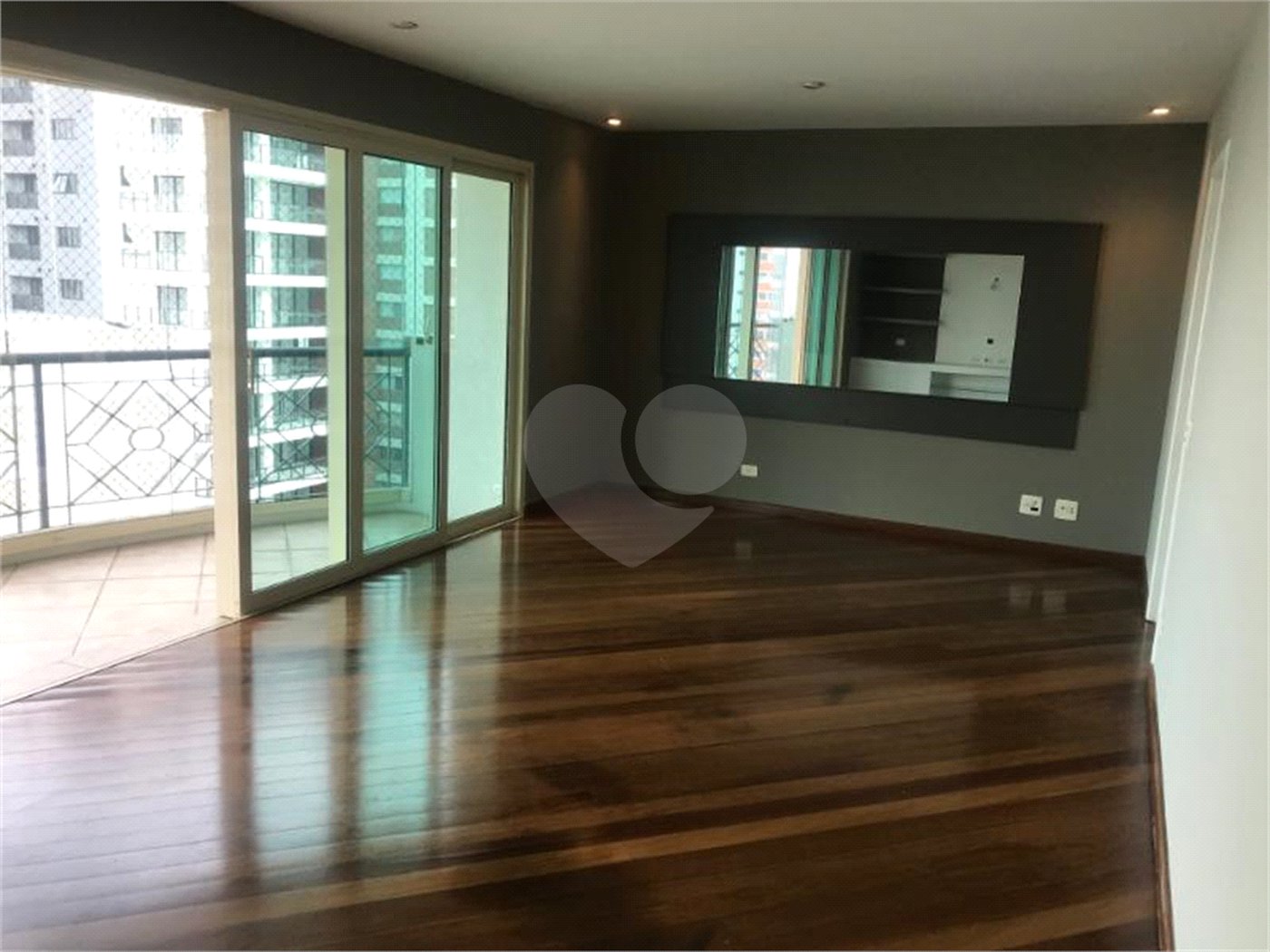 Apartamento à venda ou para alugar com 3 suítes em Moema, São Paulo, SP
