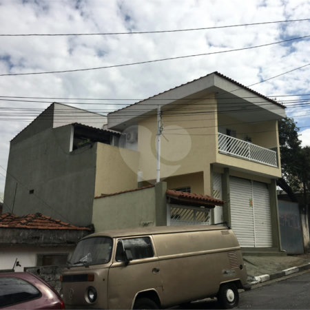 Sobrado à venda com 3 suítes em Vila Nivi, São Paulo, SP
