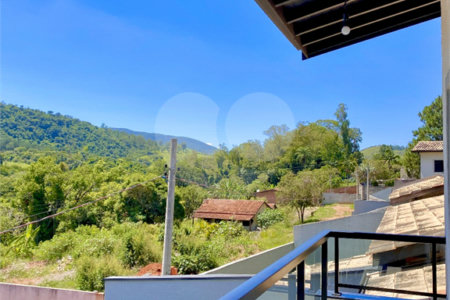 Casa à venda com 3 quartos, sendo 2 suítes, no condomínio Residencial Marchant Buarque, Atibaia - SP
