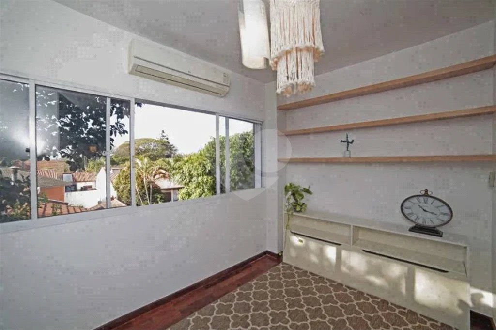 Casa à venda ou para alugar com 5 quartos, sendo 3 suítes, no condomínio Villa Florida, São Paulo - SP