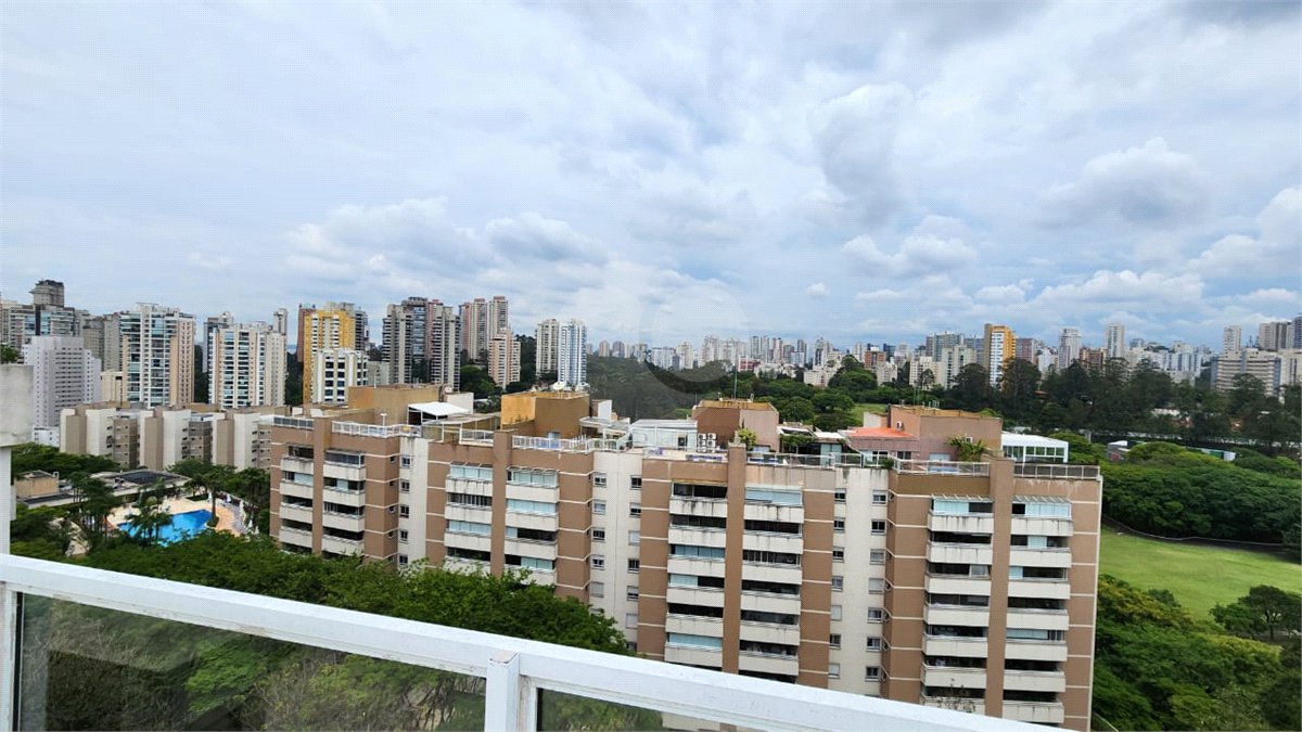 Apartamento à venda com 3 quartos, sendo 2 suítes,  em Paraíso do Morumbi, São Paulo, SP