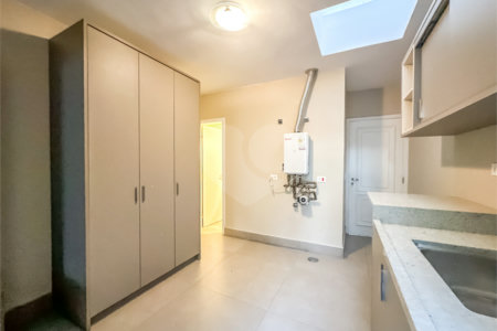 Casa à venda com 4 quartos, sendo 3 suítes, no condomínio Village Place, São Paulo - SP