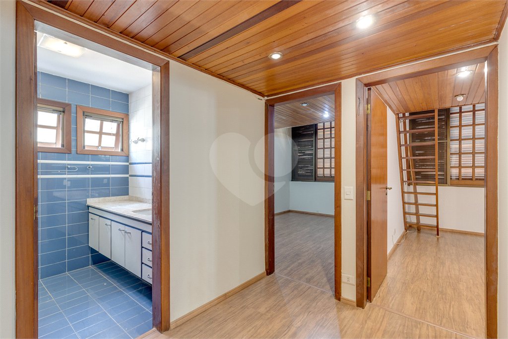 Casa à venda com 5 quartos, sendo 3 suítes, no condomínio Granja do Morumbi, São Paulo - SP
