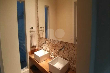 Casa à venda com 5 quartos, sendo 4 suítes, no condomínio Village Saint Charbel, Araçoiaba da Serra - SP