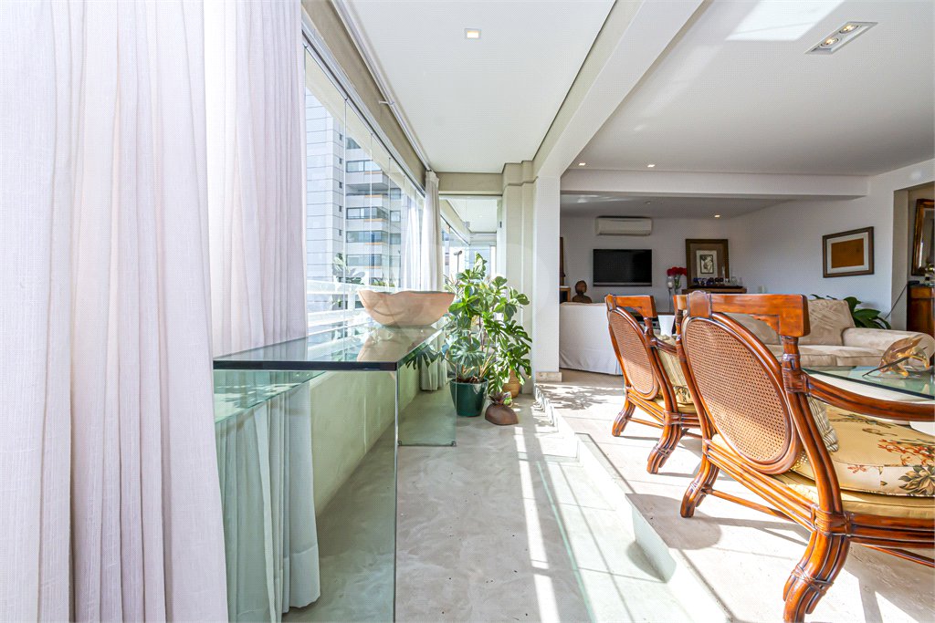 Apartamento à venda com 4 quartos, sendo 3 suítes,  em Real Parque, São Paulo, SP