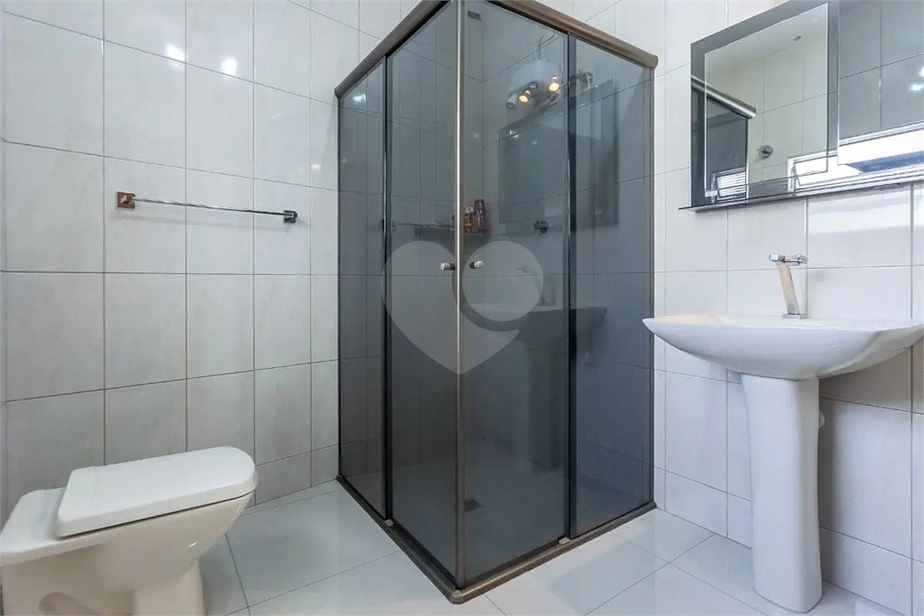 Sobrado no Jabaquara com 280m², 3 dormitórios, quintal amplo, varanda e 3 vagas de garagem.