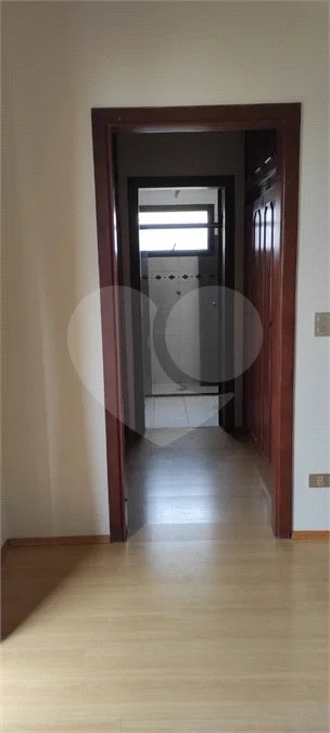 Apartamento Espaçoso com 4 Dormitórios, Suíte e Varanda no Jardim Paris
