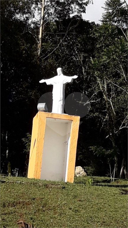 Chácara à venda com 8 quartos, sendo 3 suítes, no Centro, Toledo, MG