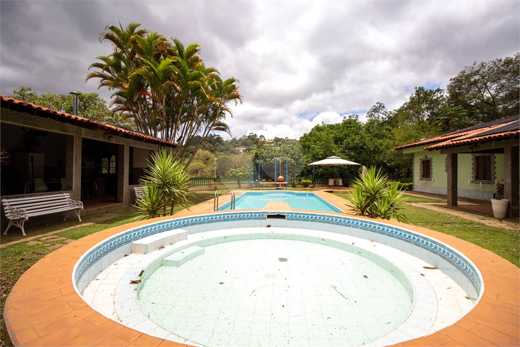 Casa à venda ou para alugar com 5 quartos, sendo 2 suítes, no condomínio Restinga Verde, São Roque - SP