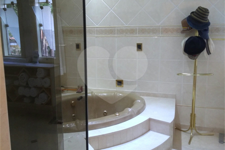 Sobrado à venda com 4 quartos, sendo 3 suítes,  em Horto, São Paulo, SP